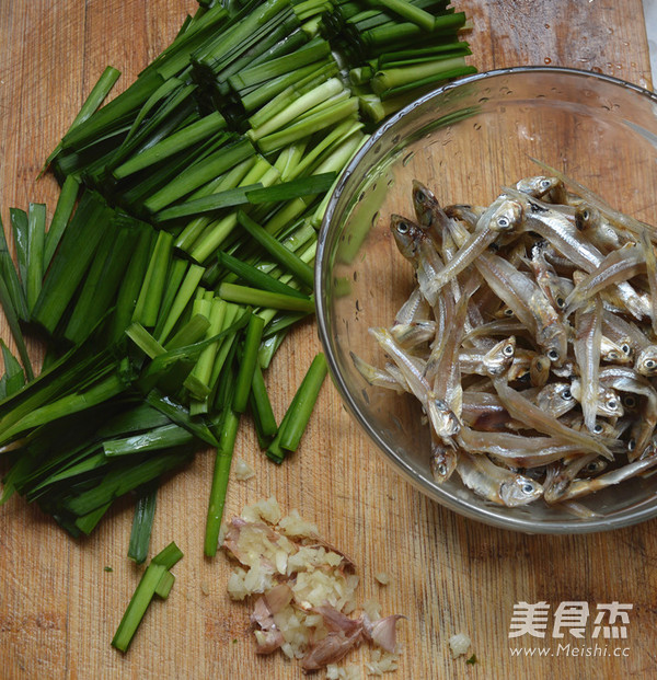 Stir-fried Chives with Dried Male Fish recipe