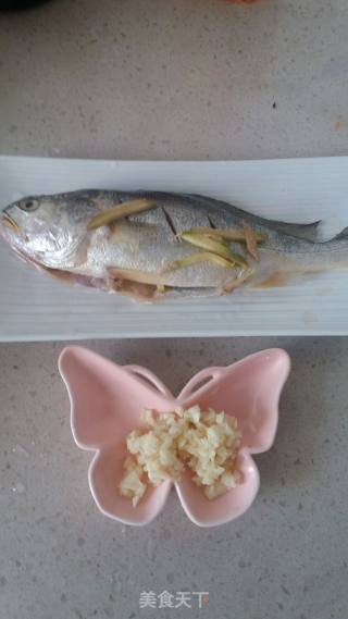 Roasted Yellow Croaker with Garlic recipe