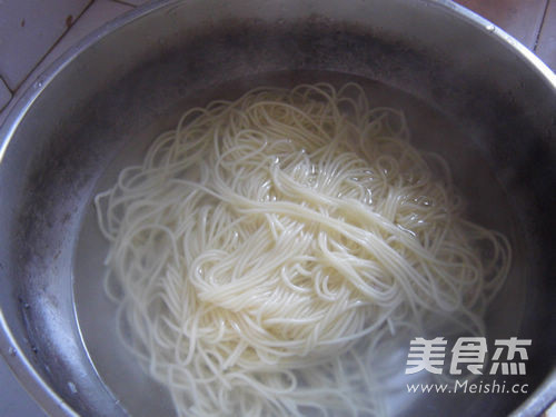 Dry Noodles with Chrysanthemum Meat Sauce recipe