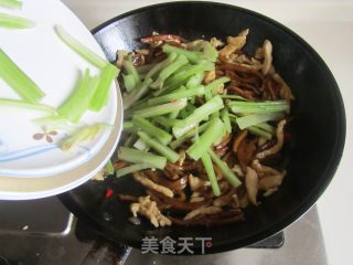 Stir-fried Shredded Chicken with Celery Chiba Tofu recipe