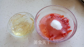 Ling Han Alone, Charming and Charming-plum Fragrant Strawberry Mousse recipe