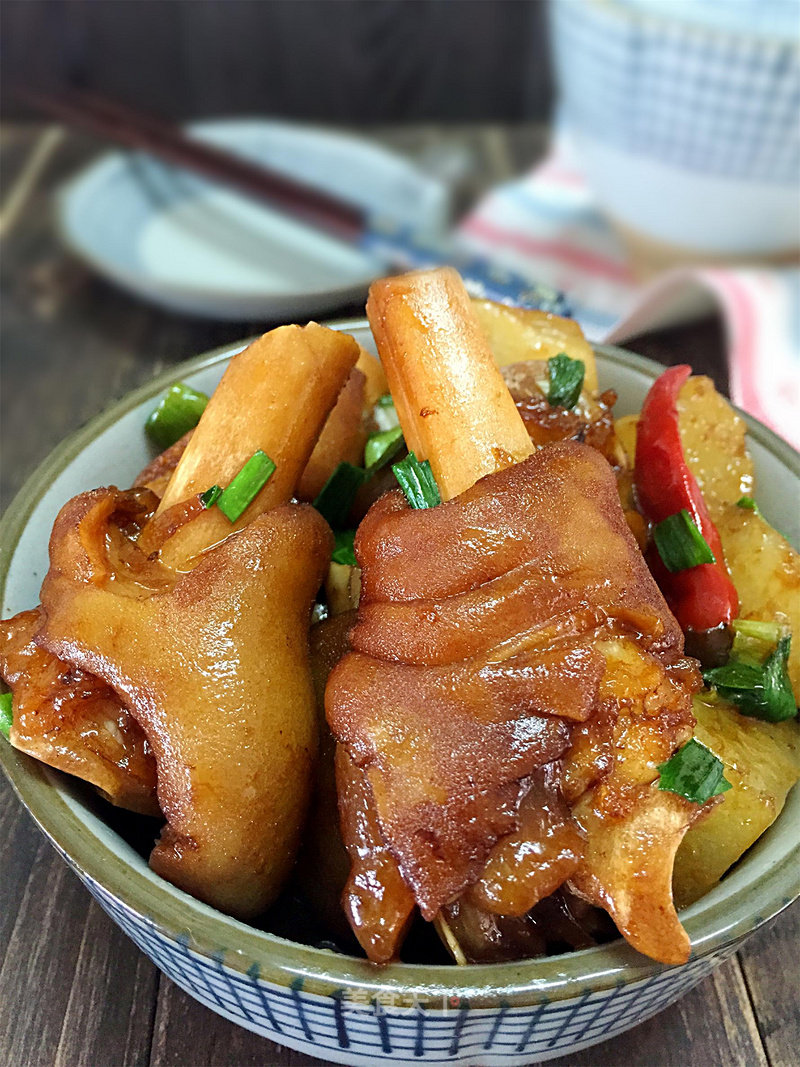 Braised Lamb's Hoof with White Radish recipe