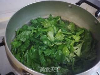 Chopped Peanuts Mixed with Celery Leaves recipe