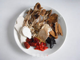 Nourishing Yin and Nourishing Blood-eight Treasure Black-bone Chicken recipe