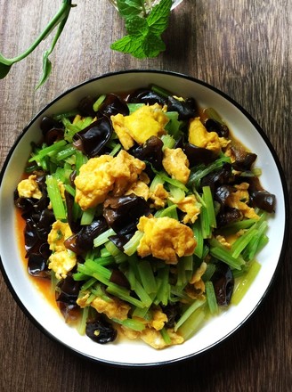 Scrambled Eggs with Celery and Black Fungus recipe