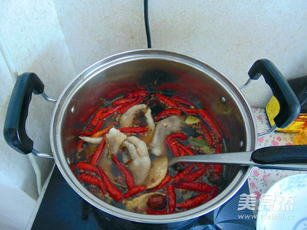 Spicy Braised Chicken Feet recipe