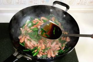 Stir-fried River Prawns with Leek recipe