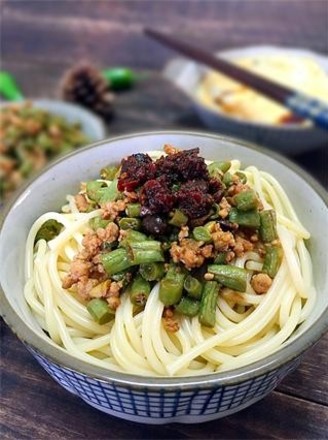 Noodles with Minced Meat and Cowpea recipe