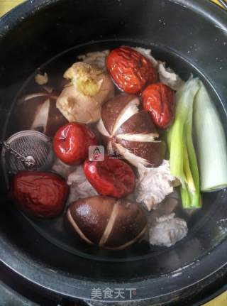 Stewed Pork Ribs with Mushrooms and Lotus Root recipe