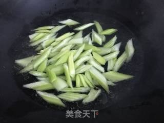 Stir-fried Shrimp Balls with Celery recipe