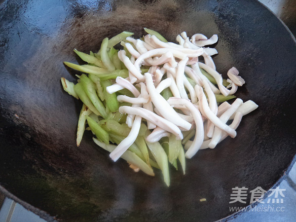 Fried Squid with Celery recipe