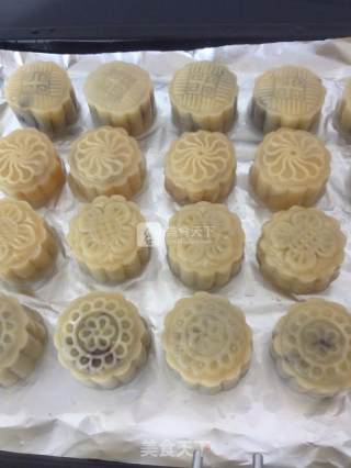 Homemade Mid-autumn Mooncakes recipe