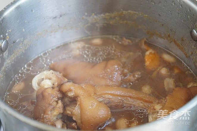 Braised Pig's Trotters with Peanuts recipe