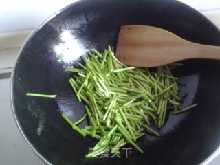 Stir-fried Shredded Pork with Artemisia recipe