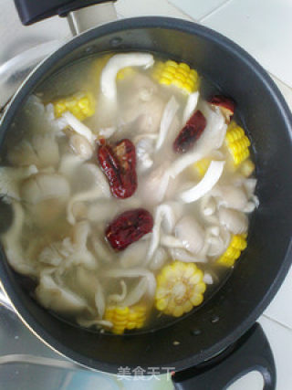 Nourishing Yin and Moisturizing Dryness-stewed Chicken Drumsticks with Corn and Mushroom recipe