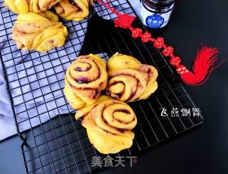 Pumpkin Flower Roll with Blueberry Sauce recipe