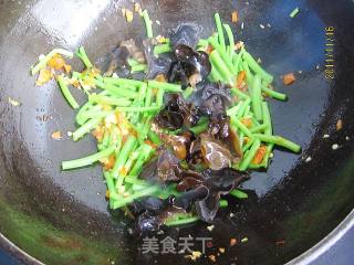 Chopped Pepper and Chrysanthemum Fungus recipe