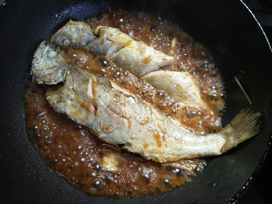 Grilled Yellow Croaker with Garlic recipe