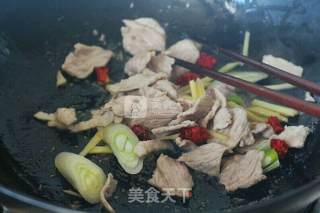 Stir-fried Pork with Wild Yellow Mushroom (inner Mongolian Wild Yellow Mushroom with Tender Celery) recipe