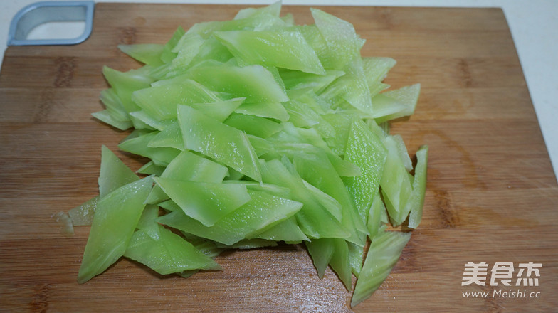 Stir-fried Beef with Lettuce recipe