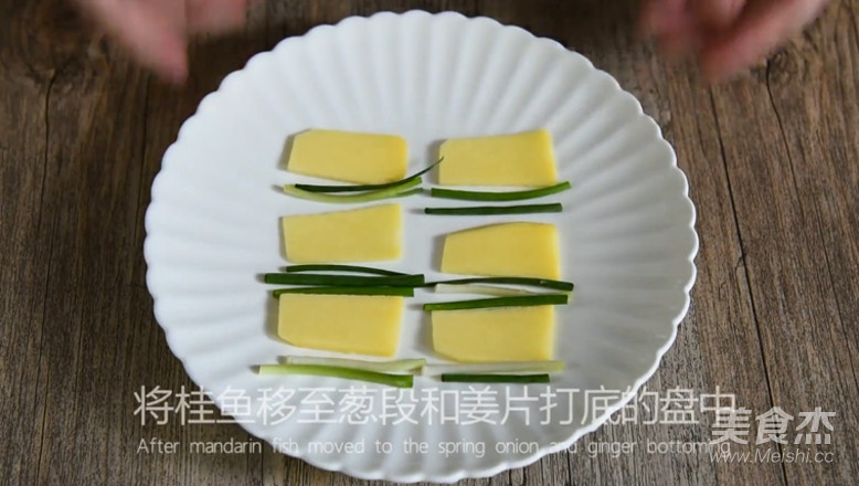 The Practice of Adding Freshness to Freshness-steamed Mandarin Fish recipe