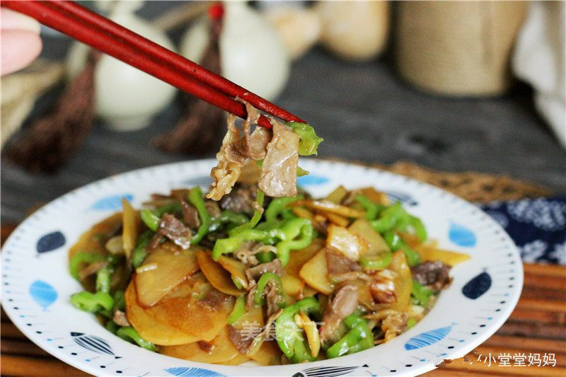 Stir-fried Beef with Hot Pepper and Potato Chips recipe