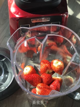 Strawberry Milkshake Has A Healthy and Beautiful Face, and It is Booming for A New Year! recipe