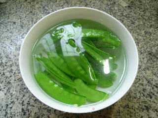 Stir-fried Snow Peas with Dried Rice and Pork recipe