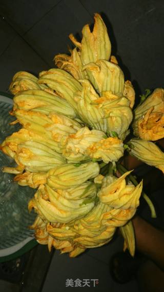 Stir-fried Pumpkin Flowers with Garlic recipe