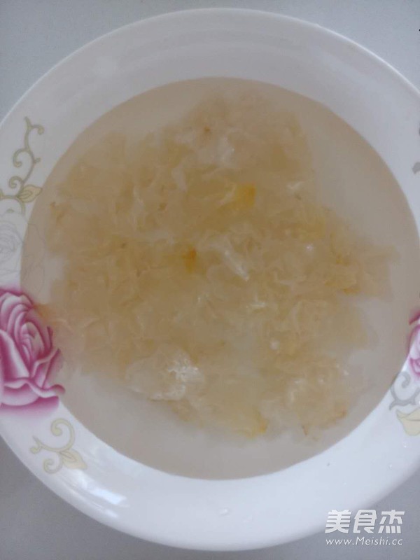 Very Gluey-peach Gum White Fungus Soup recipe