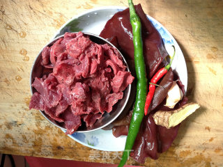 The Perfect Combination of Thinness and Meat---fried Beef with Fungus recipe