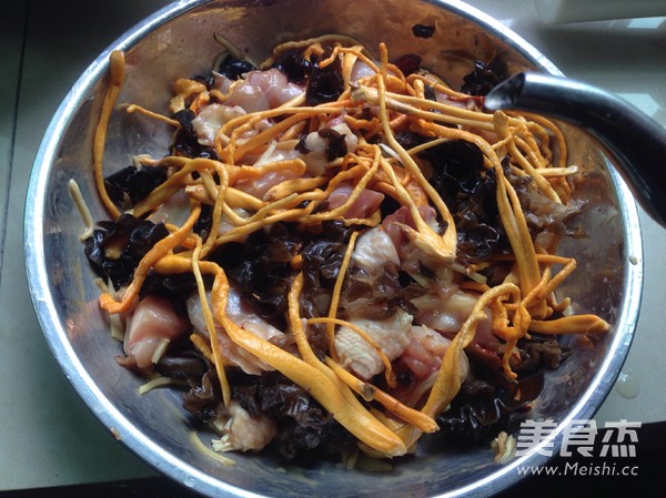 Steamed Chicken with Fresh Cordyceps Flowers and Fungus recipe