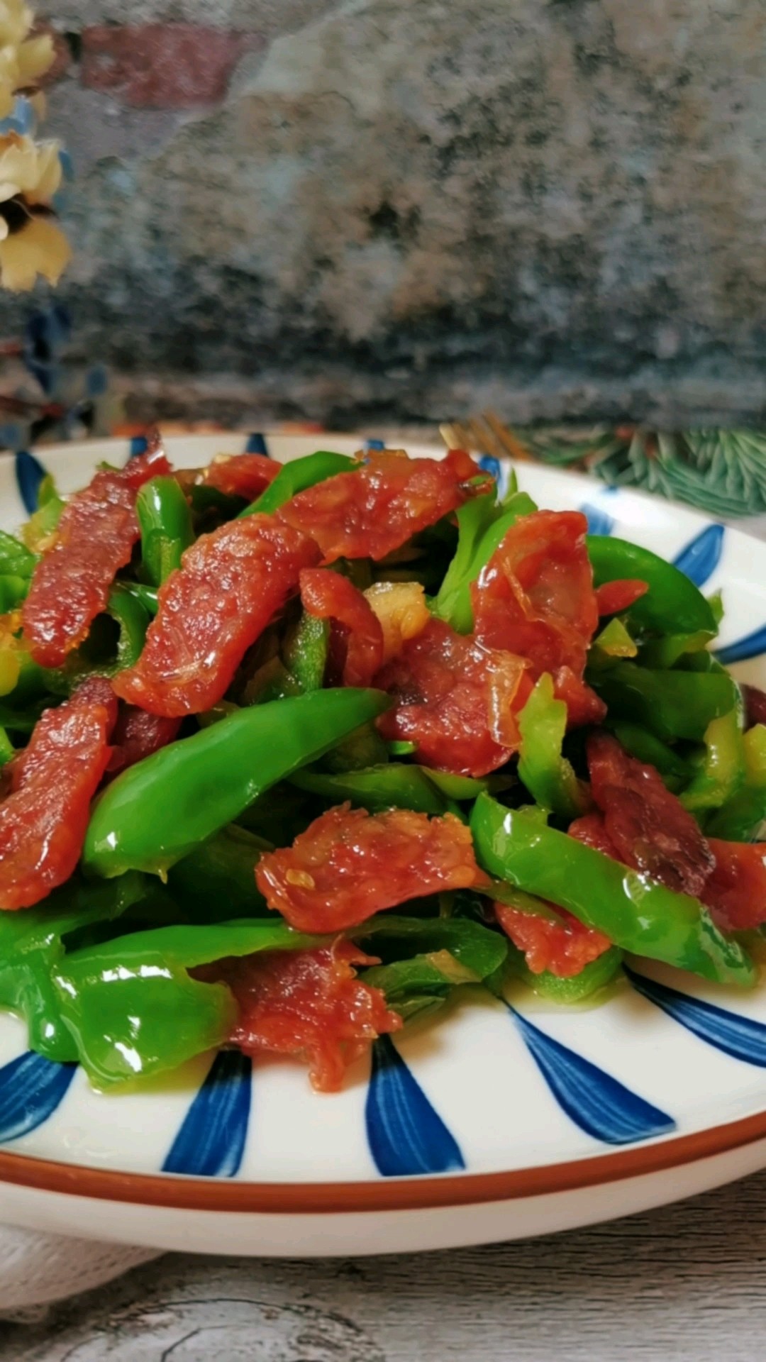 "stir-fried Sausage with Green Pickled Peppers" Step-by-step Version recipe