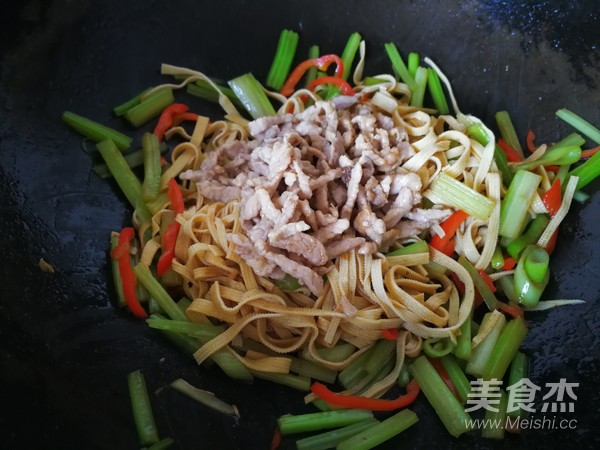 Stir-fried Shredded Pork with Celery and Bean Skin recipe