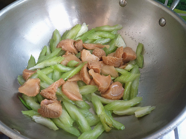 Stir-fried Celery with Hericium recipe