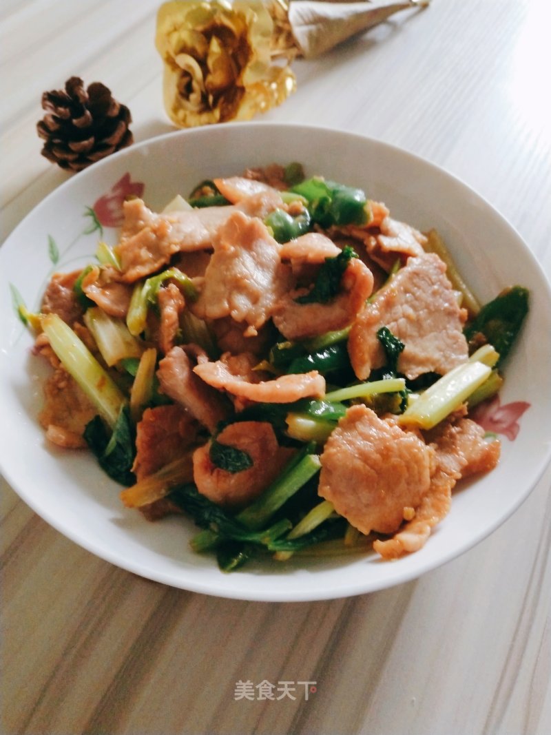 Stir-fried Pork with Parsley recipe