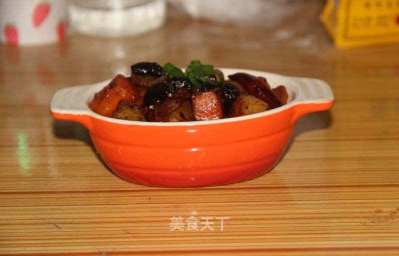 Home Cooking-braised Pork with Black Garlic and Beans recipe