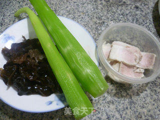 Fried Lettuce with Sliced Pork and Black Fungus recipe