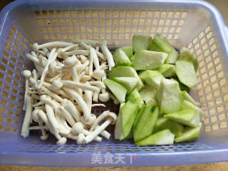 White Jade Mushroom and Loofah Soup recipe