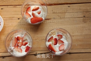 Strawberry Sawdust Cup recipe