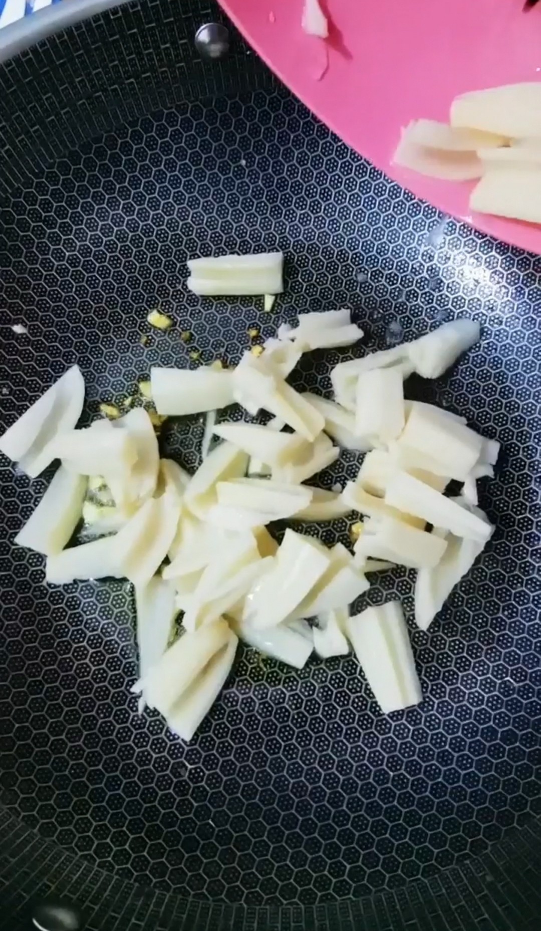 Stir-fried Lotus Root with Green Bamboo Shoots recipe