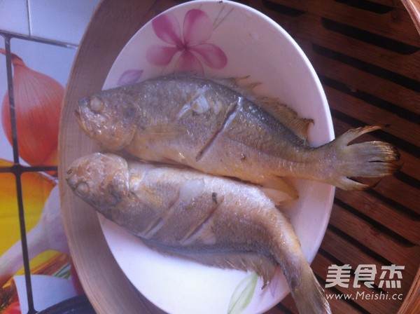 Fried and Steamed Small Yellow Croaker recipe