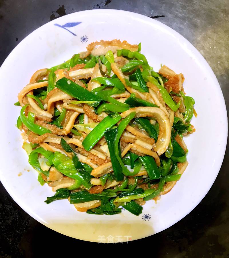 Stir-fried Tripe with Green Pepper and Garlic Seedlings recipe