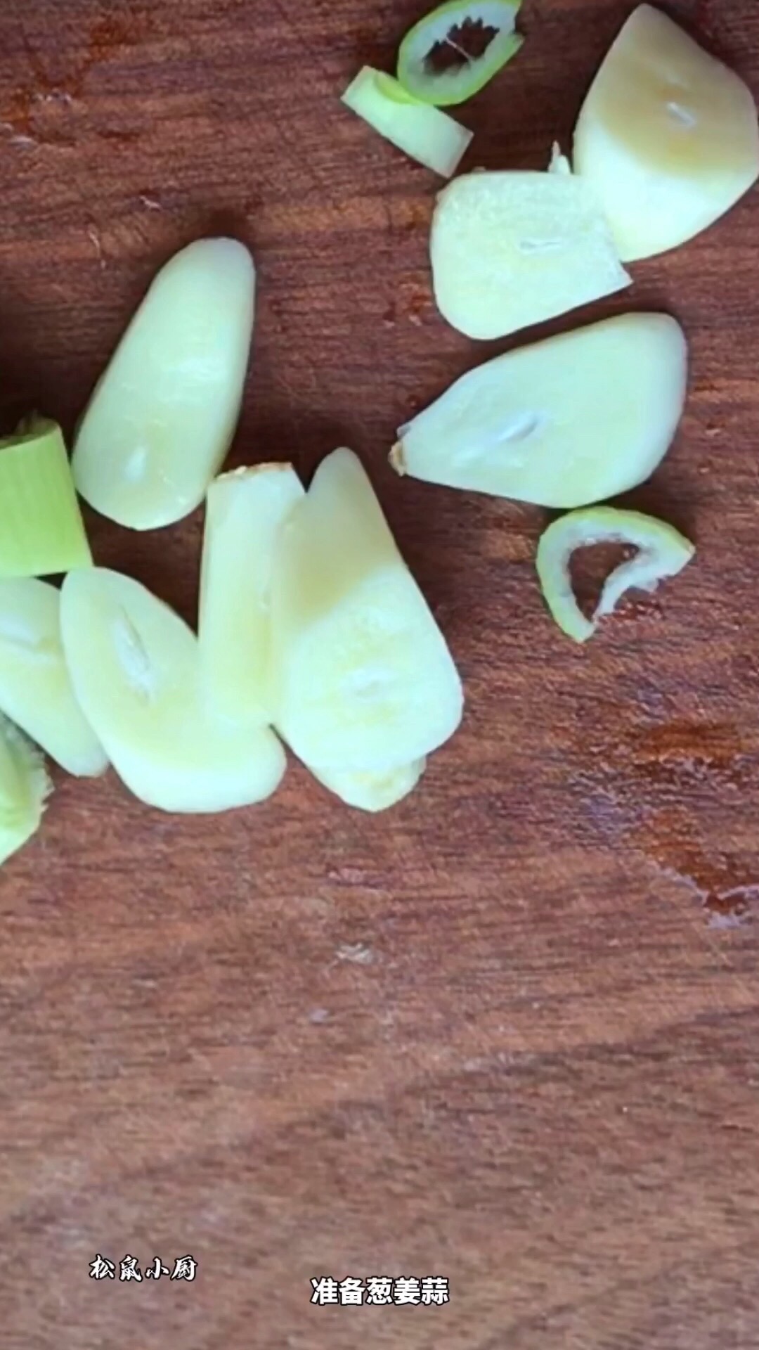 Scrambled Eggs with Garlic Stalk and Fungus recipe