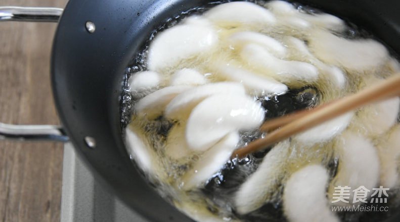 Stir-fried Rice Cake in Typhoon Shelter recipe