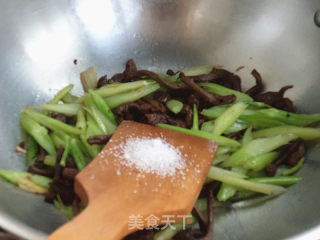 Stir-fried Celery with Yellow Mushrooms recipe
