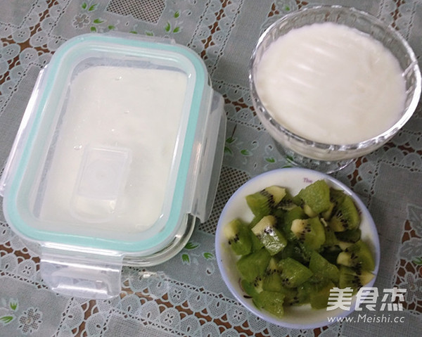 Old Yogurt with Kiwi Fruit recipe