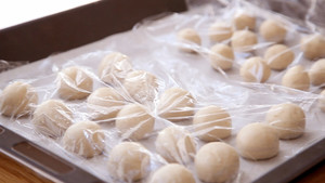 Start Making Egg Yolk Crisps from Fried Red Bean Paste (video) recipe