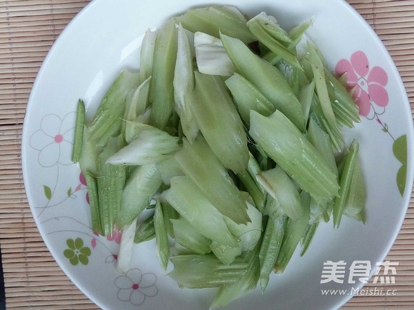 Celery Yuba with Nuts recipe
