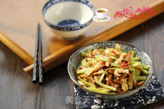 Stir-fried Shredded Chicken with Celery Chiba Tofu recipe